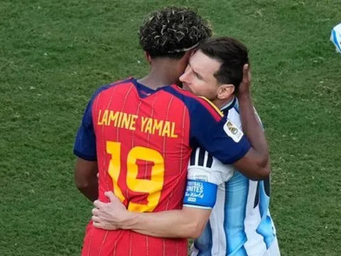 Khoảnh khắc Lamine Yamal ôm Messi sau chung kết World Cup 2026