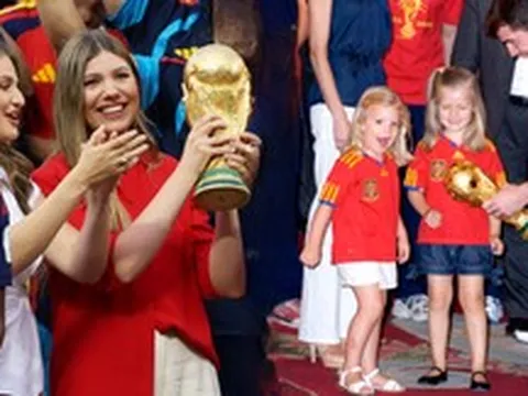 Hai Công chúa Tây Ban Nha ôm cúp vàng World Cup sau 16 năm