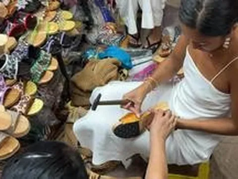 Khách Tây rỉ tai nhau về "pháp sư" chợ Tân Định: 15 phút phù phép đôi guốc mộc, tay nghề thủ công khiến người xem nổi da gà