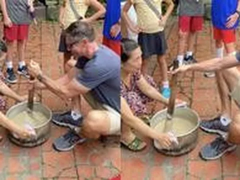 Khách Tây gồng mình quấy chè lam ở Đường Lâm, dân mạng gọi là 'tour tập gym'