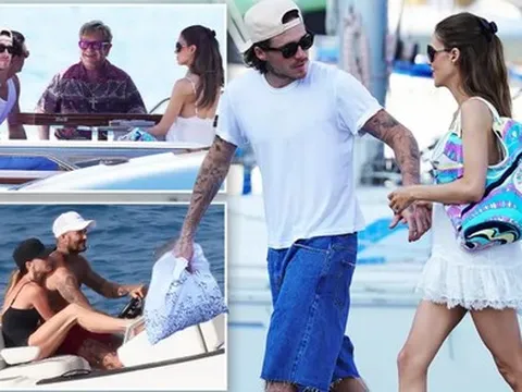 Địa Trung Hải “chia đôi” nhà Beckham: Cậu cả tình tứ cùng vợ xuất thân nhà tỷ phú, Beck-Vic và các con quây quần trên du thuyền khác