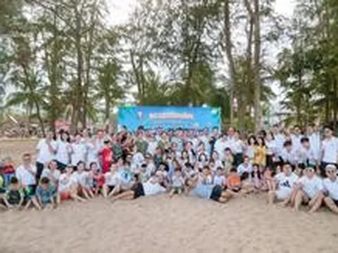 Đại gia đình 100 người ở Hà Nội góp 300 triệu đi du lịch, thuê 30 phòng ngủ, mỗi bữa ăn 12 mâm