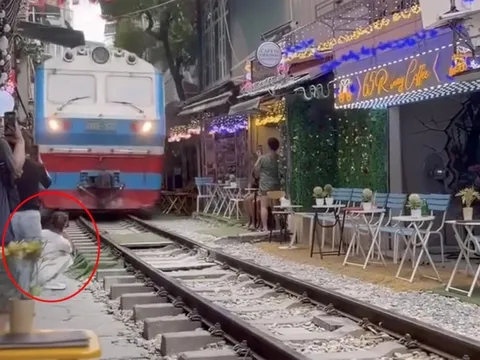 Du khách bị tàu hất văng điện thoại tại 'phố cà phê đường tàu'