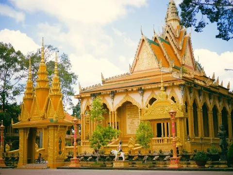 Bên trong ngôi chùa Khmer dát vàng đang 'hot' nhất Trà Vinh