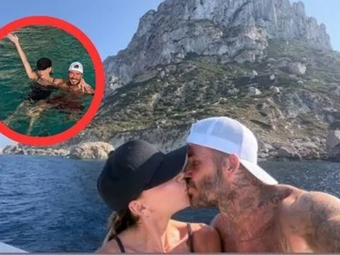 29 năm bên nhau, David Beckham và Victoria vẫn mặn nồng như thuở mới yêu, khoá môi cực ngọt, body tuổi ngoài 50 gây sốt