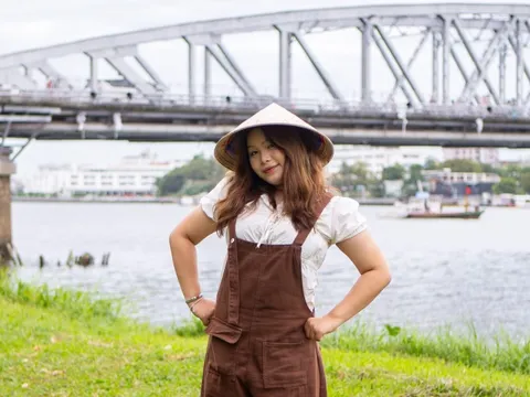 Đội mưa chụp ảnh tại bãi cỏ 'nàng thơ' ven sông Hương ở Huế