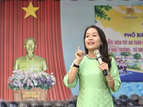 Buổi chào cờ đặc biệt với những câu hỏi pháp luật hóc búa