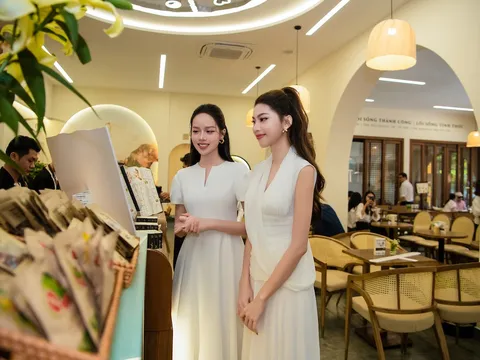 Các người đẹp Việt thưởng thức cà phê tại Bưu điện đẹp nhất thế giới