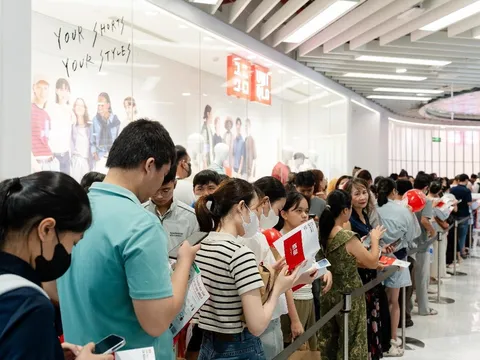 Sức hút khủng của UNIQLO tại Đà Nẵng: Hàng nghìn lượt khách đổ về trong ngày đầu tiên khai trương