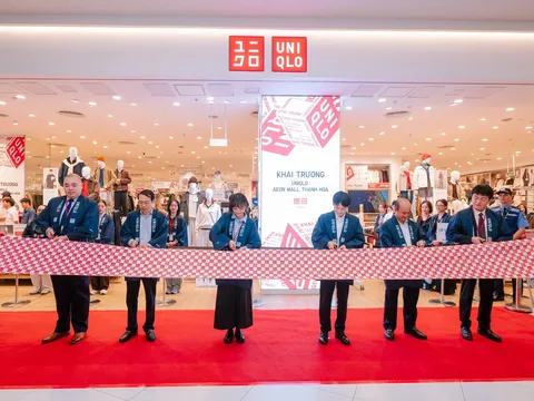 UNIQLO mở cửa hàng đầu tiên tại Thanh Hóa, đưa bãi biển Sầm Sơn, nem chua, chè lam Phủ Quảng lên áo