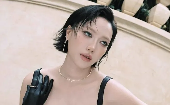 Hình ảnh lạ cùng thần thái lạnh lùng hiếm thấy của Diệu Nhi