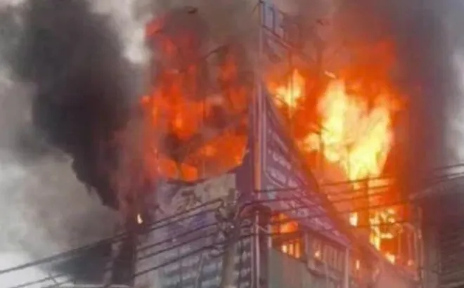 Hà Nội: Biển quảng cáo cháy ngùn ngụt ở nhà dân trên đường Trần Cung