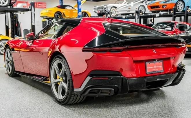 Ferrari triệu hồi mẫu V12 mới vì kính không đủ an toàn về tầm nhìn