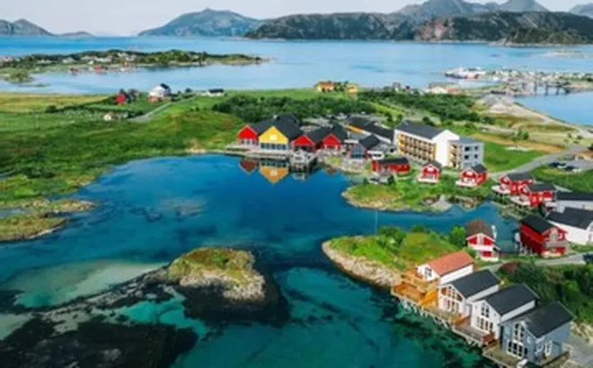 Ngôi làng kỳ lạ ở Na Uy: Mặt trời không lặn 69 ngày, dân sống 'không giờ giấc'