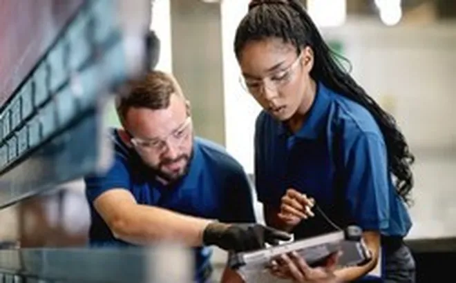 Cơn sốt việc làm 2026: Top những nghề nghiệp "hái ra tiền" mà AI không bao giờ thay thế được