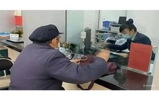 Phát hiện nhân viên ngân hàng cố tình trì hoãn phục vụ cụ ông chuyển khoản 200 triệu đồng: Công an Hà Nội vào cuộc điều tra
