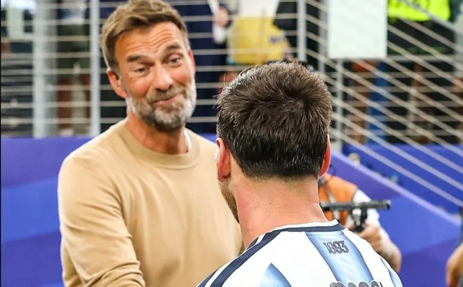 Vẻ mặt của Klopp nói lên tất cả về Messi