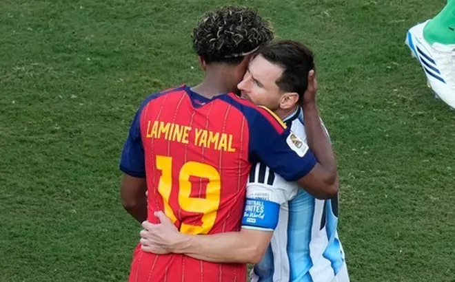Khoảnh khắc Lamine Yamal ôm Messi sau chung kết World Cup 2026