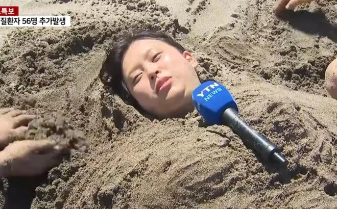 Đang đắp cát ở Jeju, du khách bất ngờ lên sóng truyền hình Hàn Quốc