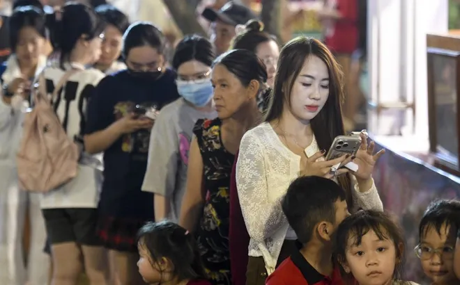 Đầm Sen đông nghịt
