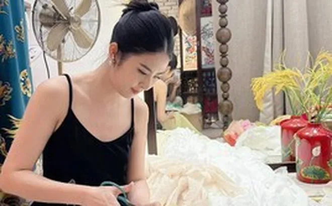 Hoa hậu Ngọc Hân đi xin việc ở tuổi U40