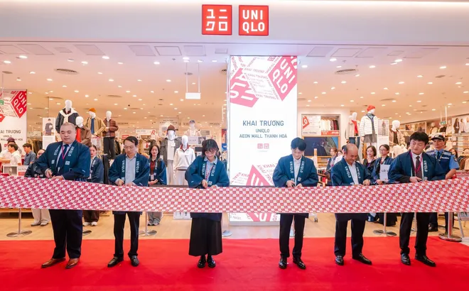 UNIQLO mở cửa hàng đầu tiên tại Thanh Hóa, đưa bãi biển Sầm Sơn, nem chua, chè lam Phủ Quảng lên áo